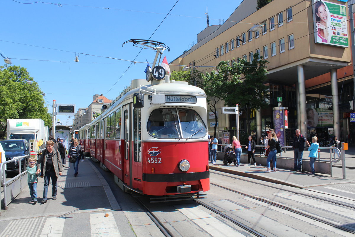Wien Wiener Linien SL 49 (E1 4552 + c4 13xx) XV, Rudolfsheim-Fünfhaus, Hütteldorfer Straße / Johnstraße (Hst. Johnstraße) am 11. Mai 2017.