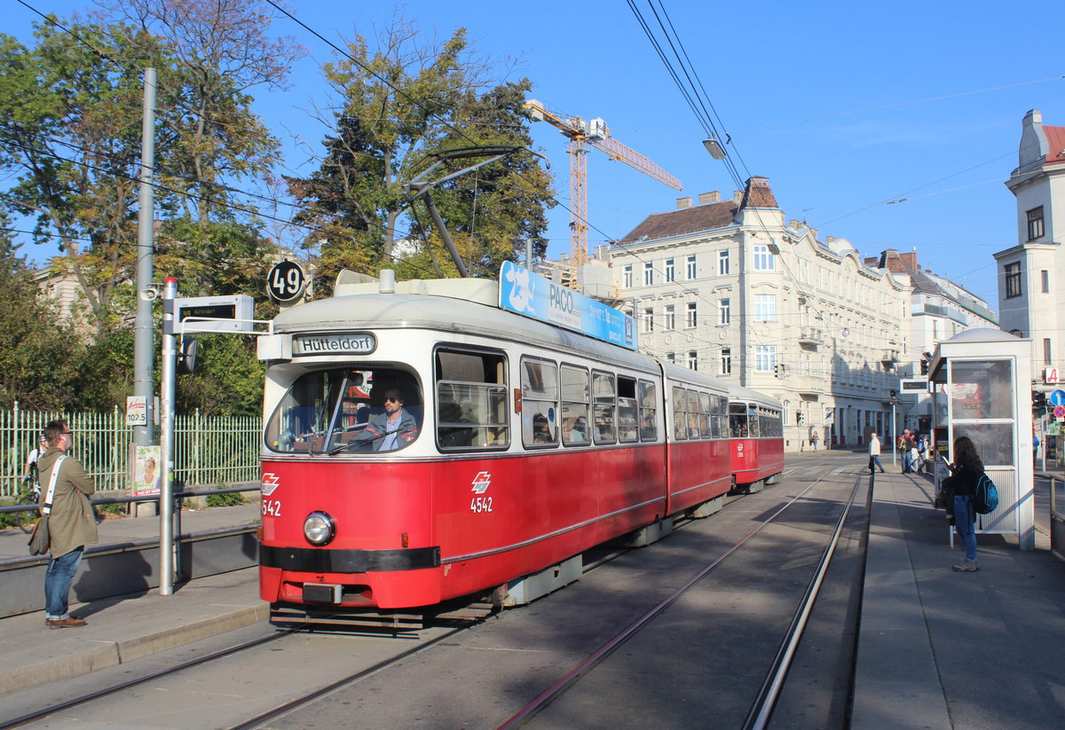 Wien Wiener Linien SL 49 (E1 4542 + c4 1365) XIV, Penzing, Hütteldorfer Straße (Hst. Breitensee) am 17. Oktober 2017.