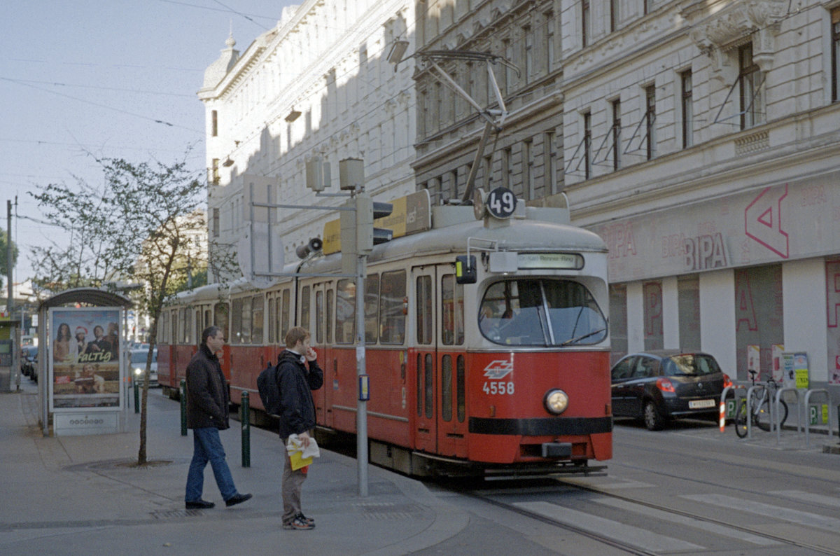 Wien Wiener Linien SL 49 (E1 4558) VII, Neubau, Westbahnstraße / Kaiserstraße am 22. Oktober 2010. - Scan eines Farbnegativs. Film: Kodak Advantix 200-2. Kamera: Leica C2.