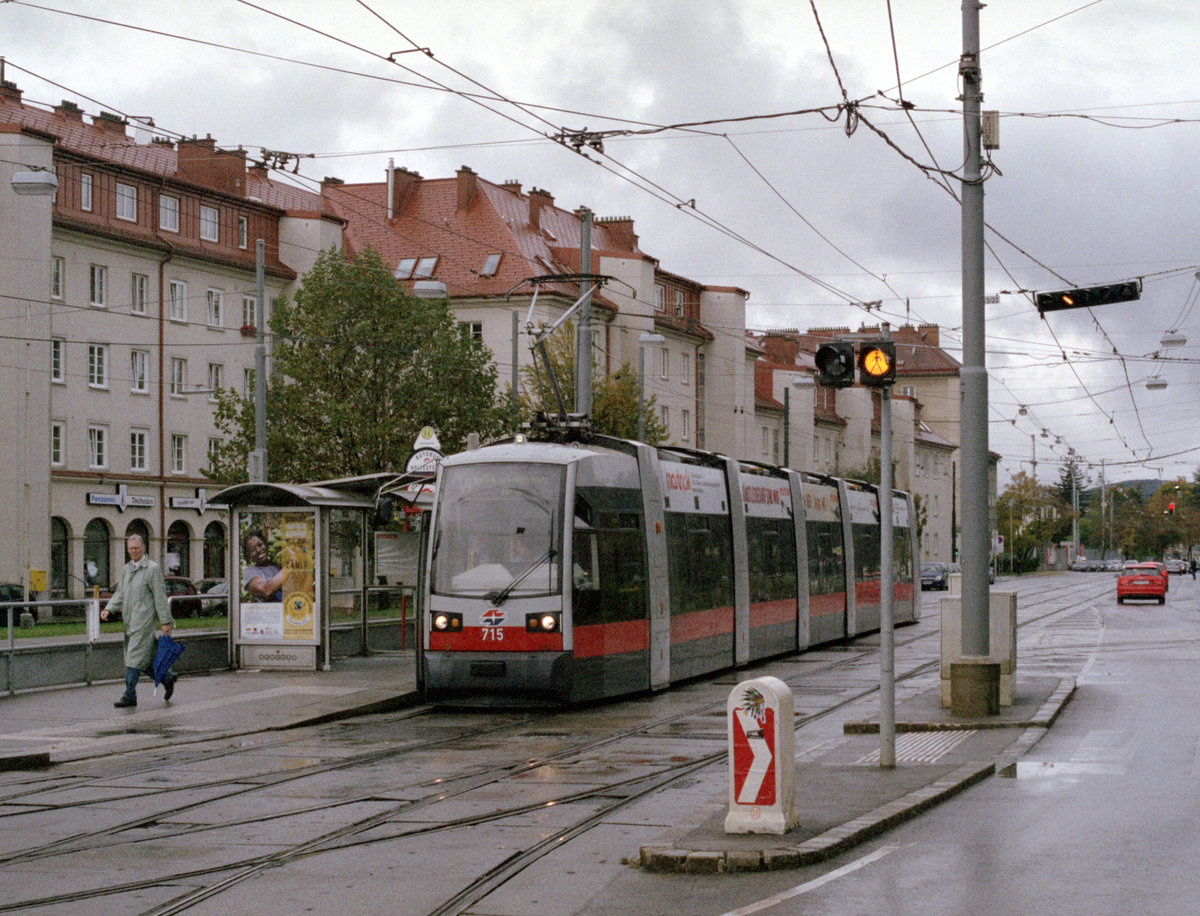 Wien Wiener Linien SL 49 (B1 715) XIV, Penzing, Oberbaumgarten, Linzer Straße / Hütteldorfer Straße (Hst. Baumgarten) im Oktober 2016. - Scan eines Farbnegativs. Film: Fuji S-400. Kamera: Konica FS-1.