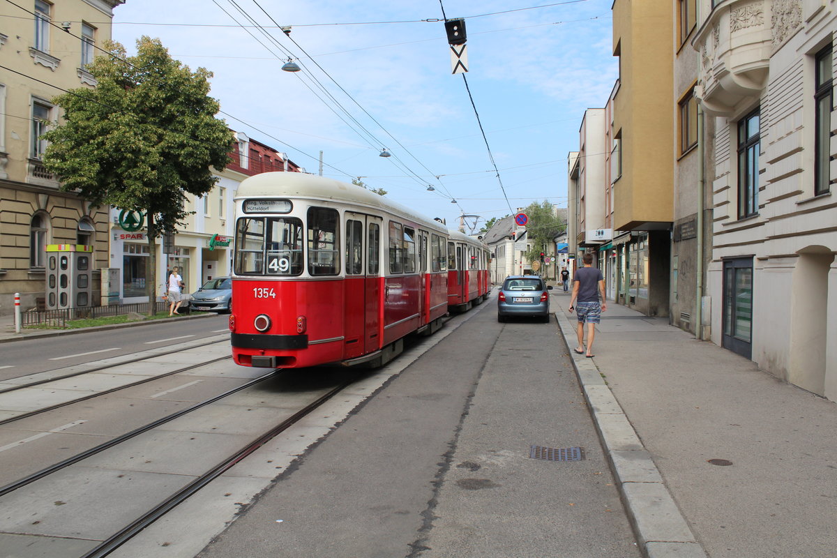 Wien Wiener Linien SL 49 (c4 1354 + E1 4548) XIV, Penzing, Hütteldorf, Linzer Straße am 26. Juli 2018. - E1 4548: Bj 1975; c4 1354: Bj 1976. Hersteller: Bombardier-Rotax, vorm. Lohnerwerke.