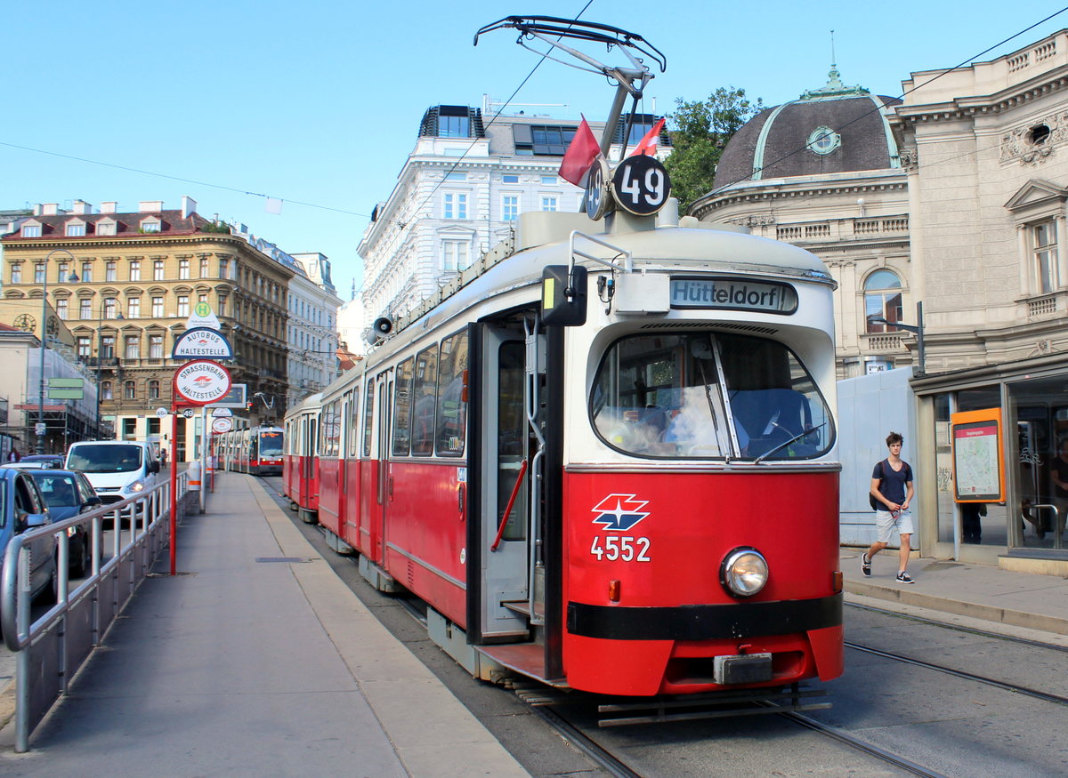 Wien Wiener Linien SL 49 (E1 4552 (Bombardier-Rotax 1976) + c4 1366 (Bombardier-Rotax 1977)) VII, Neubau, Burggasse (Hst. Volkstheater) am 30. Juni 2017.