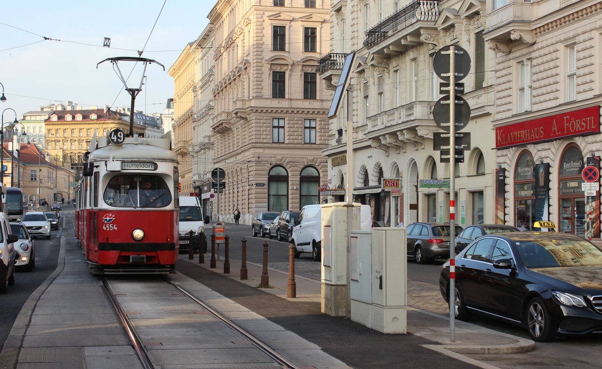 Wien Wiener Linien SL 49 (E1 4554 + c4 1356) I, Innere Stadt, Bellariastraße am Morgen des 15. Oktober 2018. - Sowohl der Tw als auch der Bw wurden 1976 von Bombardier-Rotax gebaut. - 1869 bekam die Bellariastraße ihren heutigen Namen; sie wurde nach der Bellaria, einem Vorbau der Hofburg, benannt.