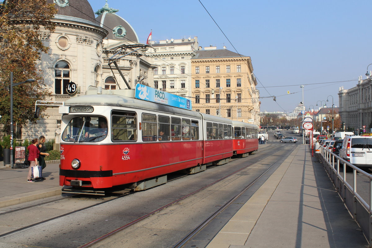 Wien Wiener Linien SL 49 (E1 4554 + c4 1356 (Beide: Bombardier-Rotax, vorm. Lohnerwerke, 1976)) VII, Neubau, Burggasse (Hst. Volkstheater) am 18. Oktober 2018.