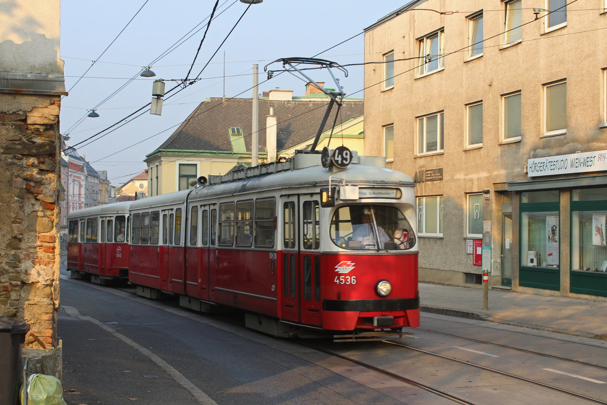 Wien Wiener Linien SL 49 (E1 4536 + c4 1342) XIV, Penzing, Hütteldorf, Linzer Straße am 19. Oktober 2918. - Hersteller der beiden Wagen: Bombardier-Rotax, vorm. Lohnerwerke. Baujahre: 1974 (E1 4536) und 1975 (c4 1342).