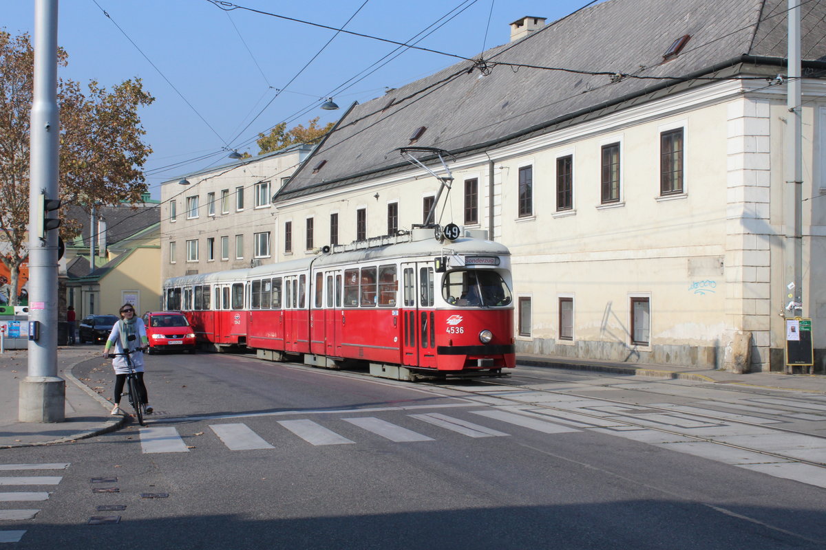 Wien Wiener Linien SL 49 (E1 4536 + c4 1342) XIV, Penzing, Hütteldorf, Linzer Straße / Rosentalgasse am 18. Oktober 2018.