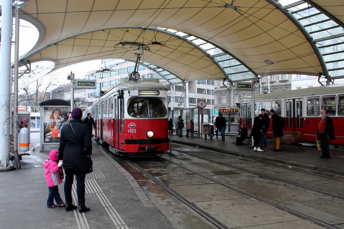 Wien Wiener Linien SL 49 (E1 4552) Neubaugürtel (Hst. Urban-Loritz-Platz) am 19. Februar 2016.