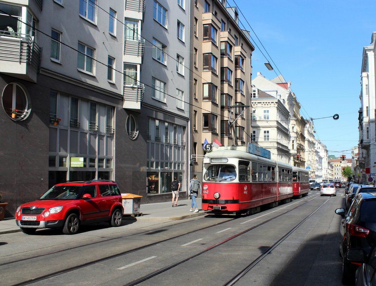 Wien Wiener Linien SL 5 (E1 4542 + c4 1364) VIII, Josefstadt, Laudongasse / Lederergasse (Hst. Laudongasse (in Richtung Westbahnhof)) am 11. Mai 2017.