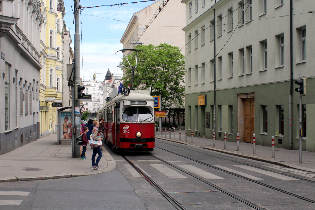 Wien Wiener Linien SL 5 (E1 4542 + c4 1364) VII, Neubau, Kaiserstraße / Neustiftgasse (Hst. Neustiftgasse) am 12. Mai 2017.