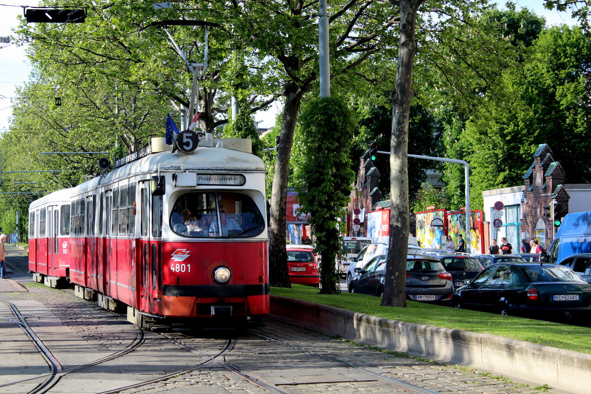 Wien Wiener Linien SL 5 (E1 4801 + c4 1321) VII, Neubau, Neubaugürtel am 11. Mai 2017. 