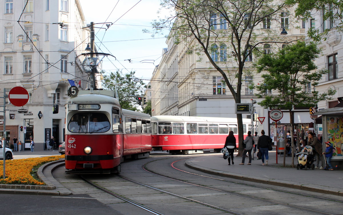 Wien Wiener Linien SL 5 (E1 4542 + c4 1364) VIII, Josefstadt, Josef-Matthias-Hauer-Platz / Albertgasse / Josefstädter Straße am 11. Mai 2017.