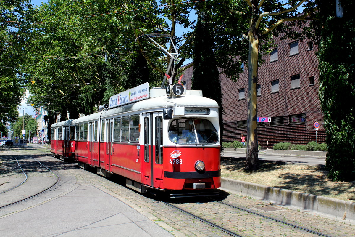 Wien Wiener Linien SL 5 (E1 4788 + c4 1314) Neubaugürtel / Westbahnhof am 1. Juli 2017.