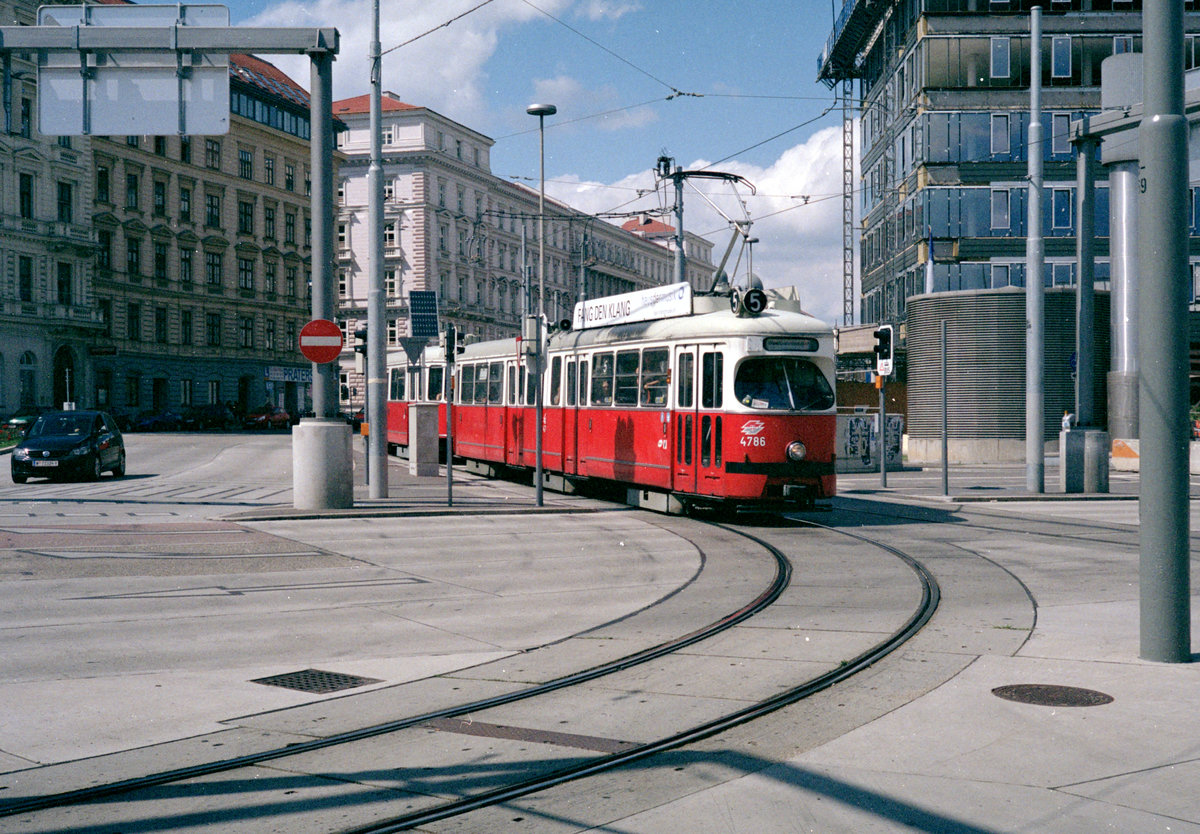 Wien Wiener Linien SL 5 (E1 4786) II, Leopoldstadt, Praterstern am 4. August 2010. - Scan von einem Farbnegativ. Film: Fuji S-200. Kamera: Leica CL.