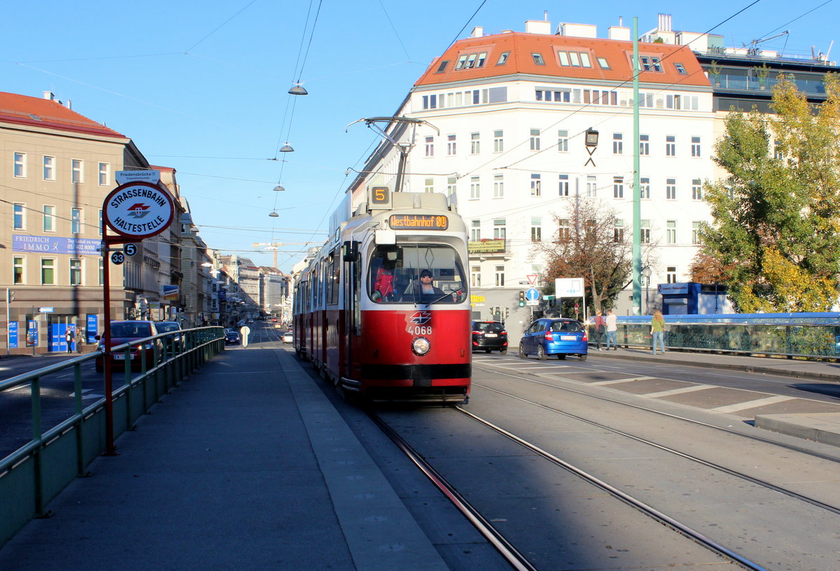 Wien Wiener Linien SL 5 (E2 4068 + c5 1468) XX, Brigittenau, Friedensbrücke am 15. Oktober 2017.