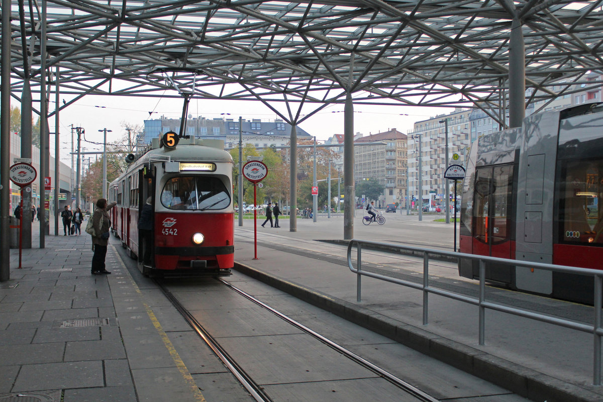 Wien Wiener Linien SL 5 (E1 4542 + c4 1339) II, Leopoldstadt, Praterstern am 19. Oktober 2018. - Sowohl der Tw E1 4542 als der Bw c4 1339 wurden 1975 von Bombardier-Rotax, dem Nachfolger der Lohnerwerke in Wien-Floridsdorf, hergestellt.