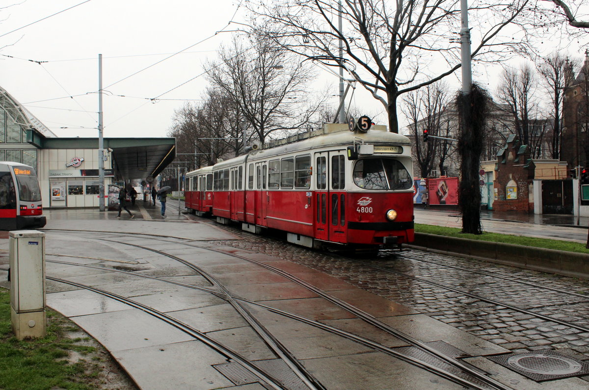 Wien Wiener Linien SL 5 (E1 4800 + c4 1315) Neubaugürtel / Westbahnhof am 19. Februar 2016.