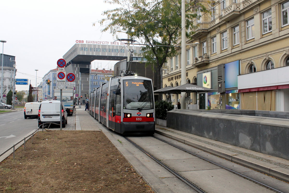 Wien Wiener Linien SL 5 (B 693) Mariahilfer Straße am 17. Oktober 2016.