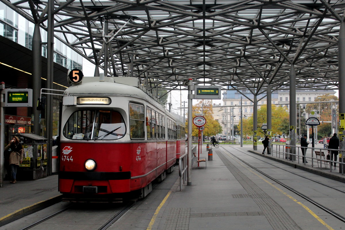 Wien Wiener Linien SL 5 (E1 4744) II, Leopoldstadt, Praterstern am 21. Oktober 2016.