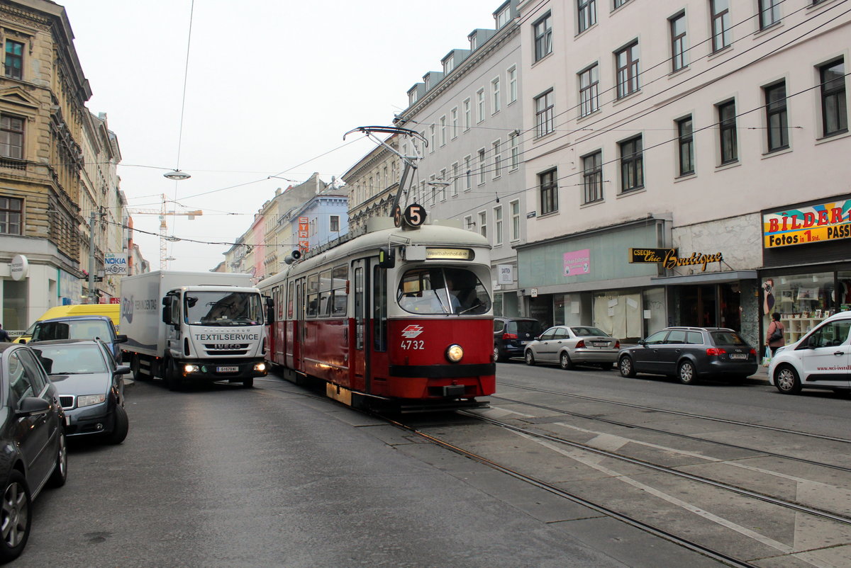 Wien Wiener Linien SL 5 (E1 4732) XX, Brigittenau, Wallensteinstraße / Raffaelgasse am 17. Oktober 2016.