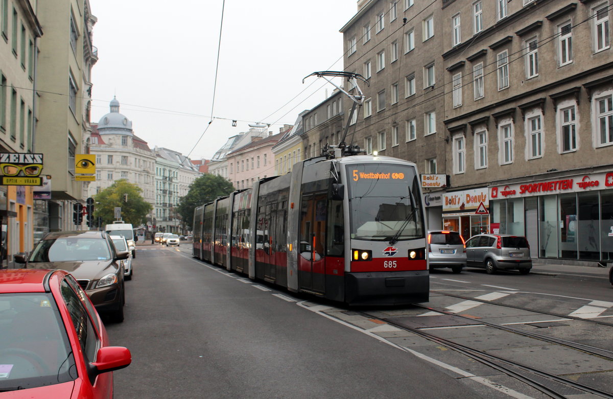 Wien Wiener Linien SL 5 am 17. Oktober 2016: Wegen Kurzführung endete der ULF B 685 am Wallensteinplatz in Wien-Brigittenau und musste über die Jägerstraße, die Greiseneckergasse und die Raffaelgasse wenden, um in Richtung Westbahnhof zurück zu fahren. Auf dem Bild befindet sich der ULF in der Jägerstraße kurz vor der Greiseneckergasse.