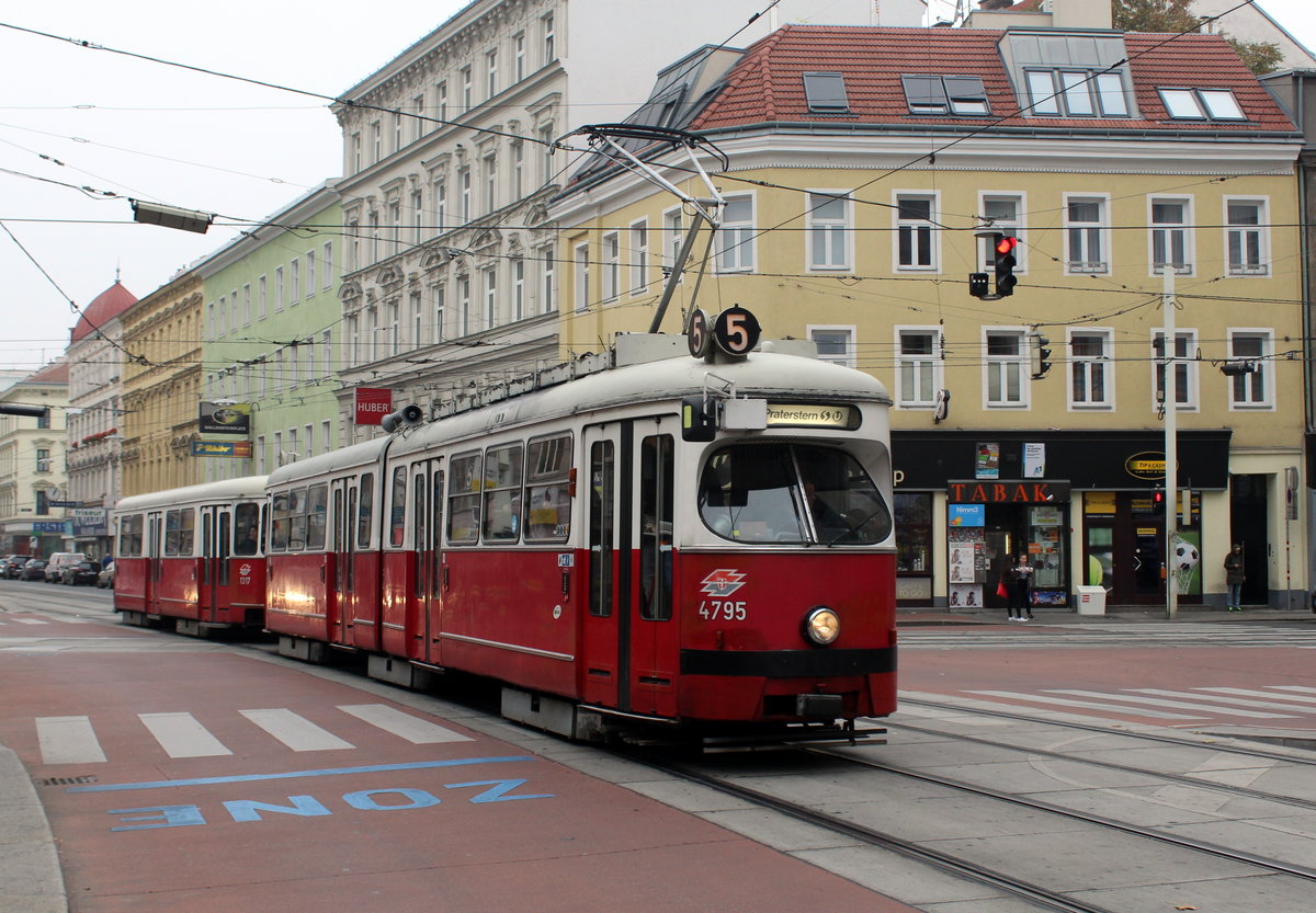 Wien Wiener Linien SL 5 (E1 4795 + c4 1395) XX, Brigittenau, Wallensteinplatz am 17. Oktober 2016.