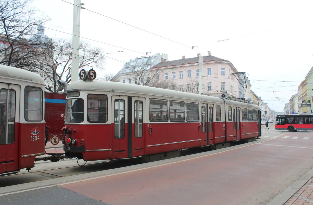 Wien Wiener Linien SL 5 (E1 4782 + c4 1304) XX, Brigittenau, Wallensteinplatz am 12. Februar 2017.