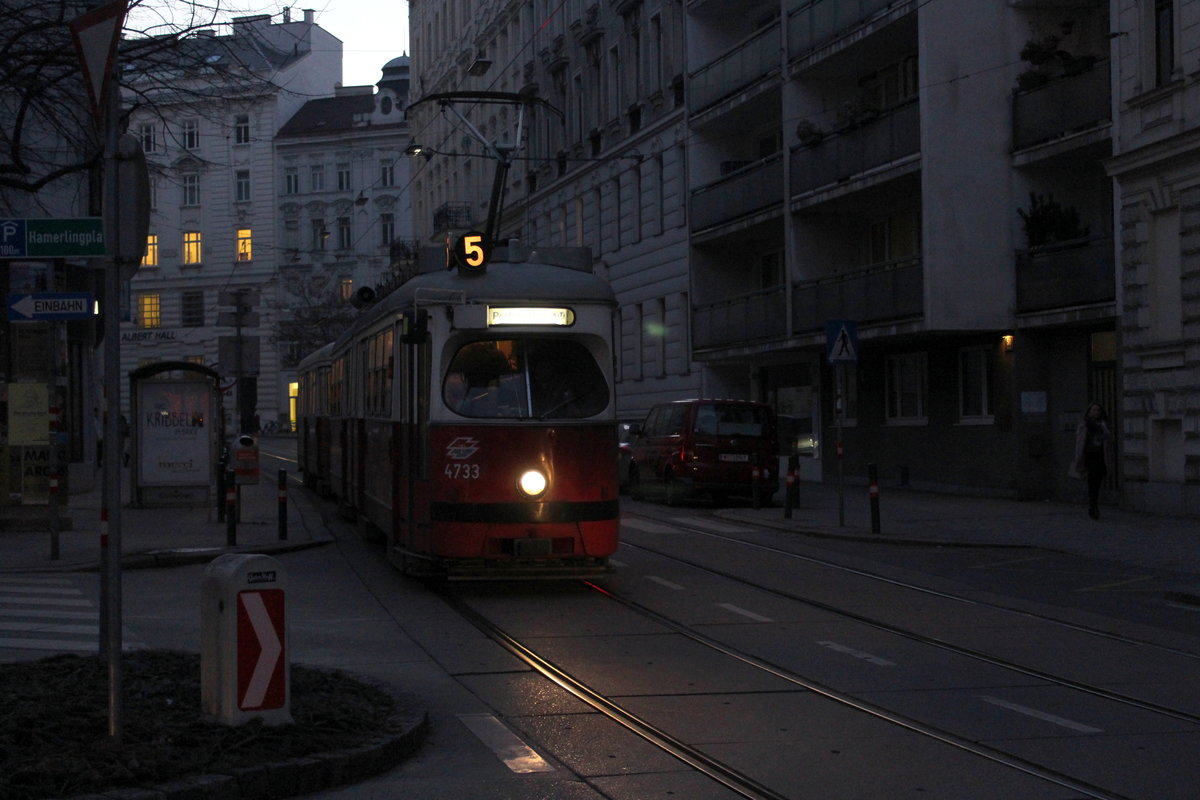 Wien Wiener Linien SL 5 (E1 4733) VIII, Josefstadt, Florianigasse am 15. Februar 2017.