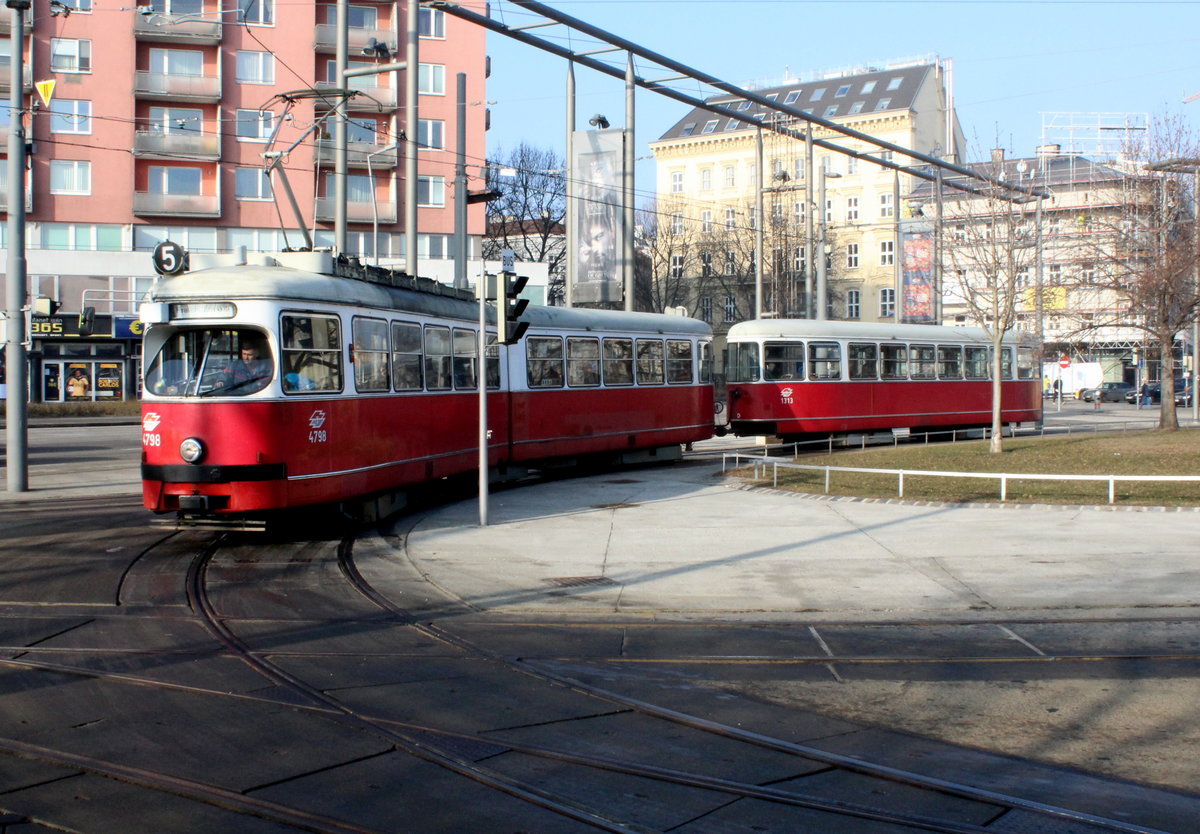 Wien Wiener Linien SL 5 (E1 4798 + c4 1313) II, Leopoldstadt, Praterstern am 14. Februar 2017.