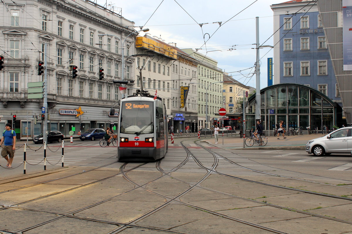 Wien Wiener Linien SL 52 (A1 99) Mariahilfer Straße / Neubaugürtel / Europaplatz am 28. Juni 2017. - Der Zug nähert sich der Endstation Westbahnhof.