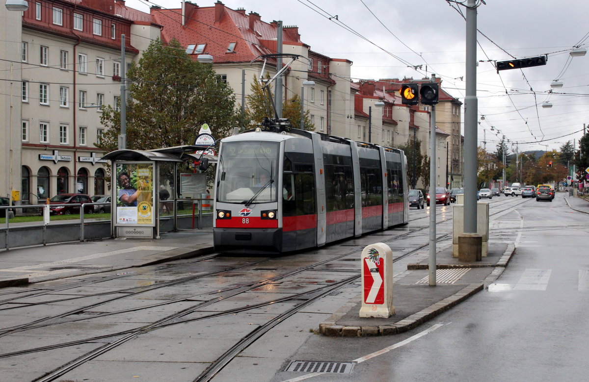 Wien Wiener Linien SL 52 (A1 88) XIV, Penzing, Oberbaumgarten, Linzer Straße (Hst. Baumgarten) am 20. Oktober 2016.