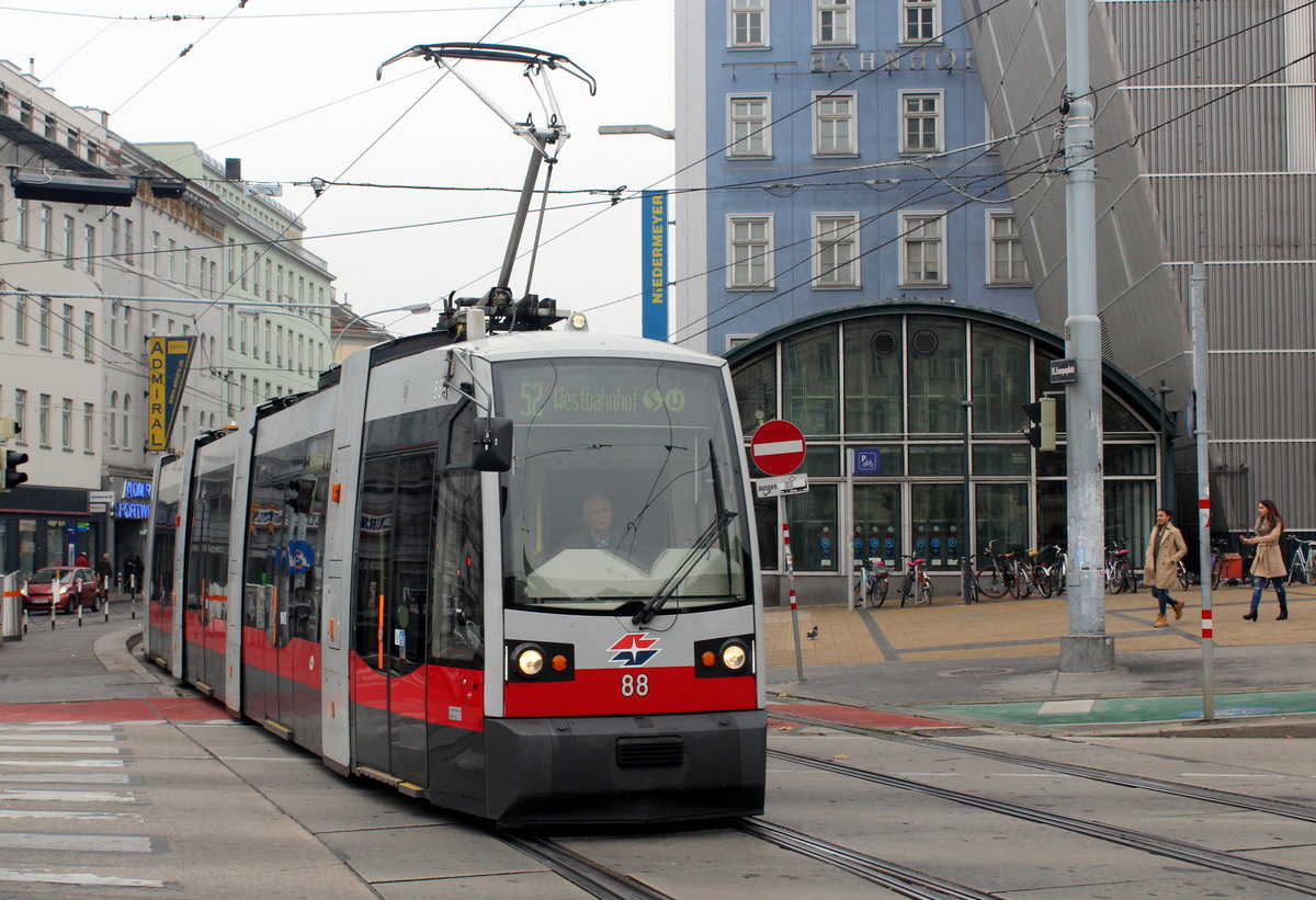 Wien Wiener Linien SL 52 (A1 88) Mariahilfer Straße / Mariahilfer Gürtel / Neubaugürtel am 19. Oktober 2016.