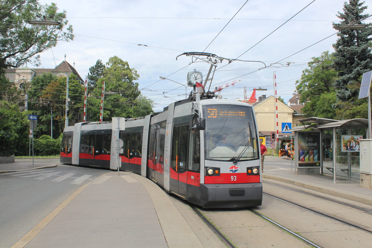 Wien Wiener Linien SL 58 (A1 93) XIII, Hietzing, Unter St. Veit, Hietzinger Hauptstraße / Hummelgasse. Der Zug erreicht eben die Haltestelle Unter St. Veit, Verbindungsbahn in Richtung Westbahnhof. Datum: 29. Juni 2017.