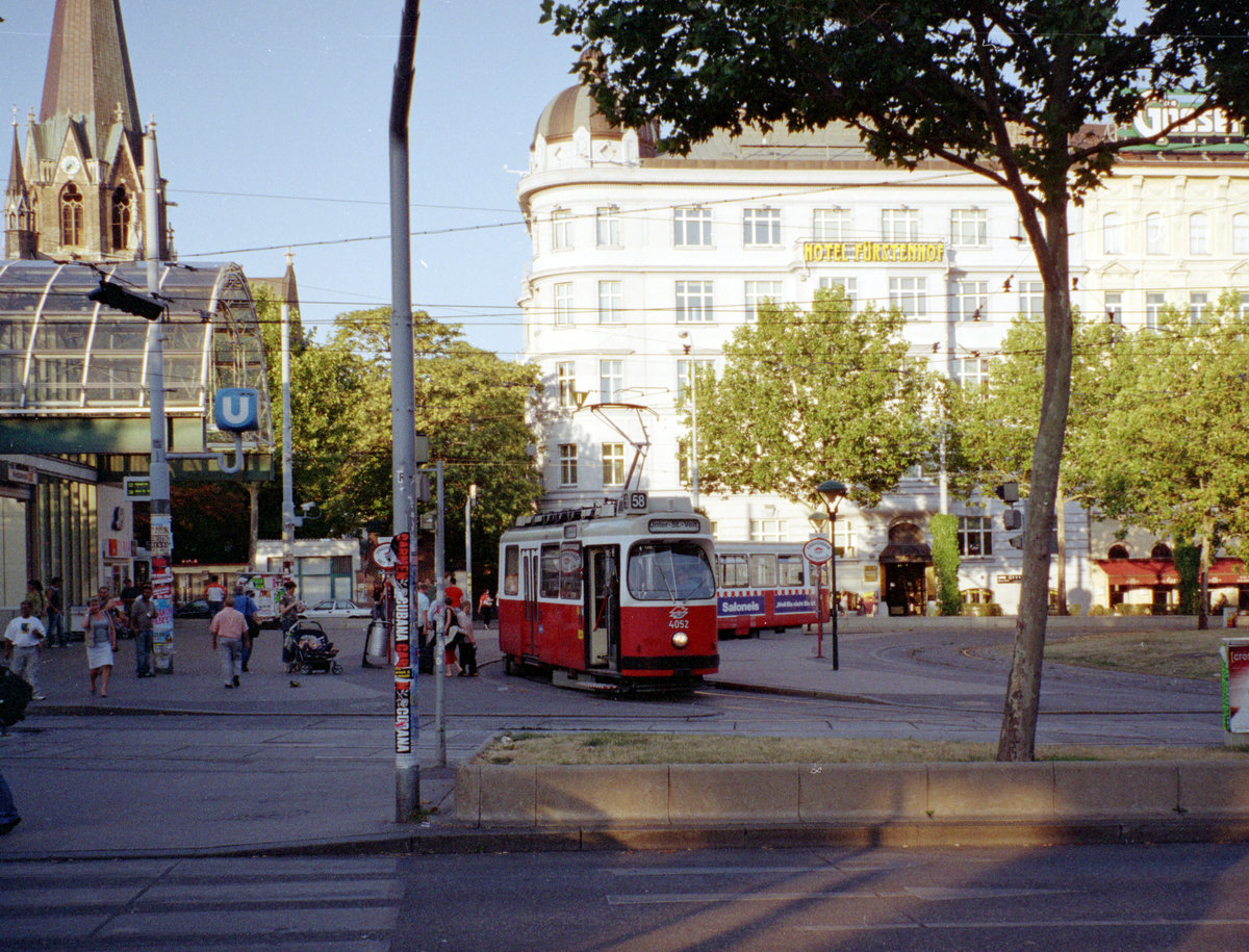 Wien Wiener Linien SL 58 (E2 4052) Westbahnhof am 26. Juli 2007. - Scan von einem Farbnegativ. Film: Agfa Vista 200. Kamera: Leica C2.