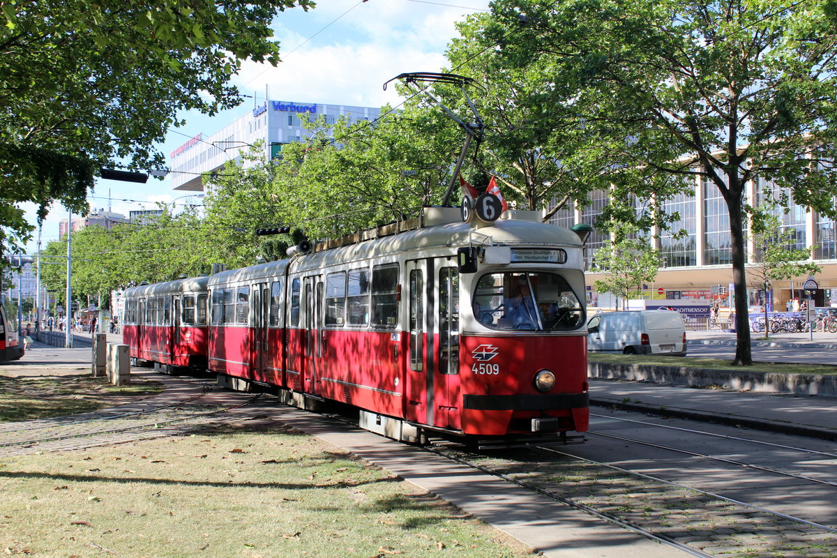 Wien Wiener Linien SL 6 (E1 4509 + c3 1222) Neubaugürtel / Westbahnhof am 30. Juni 2017.
