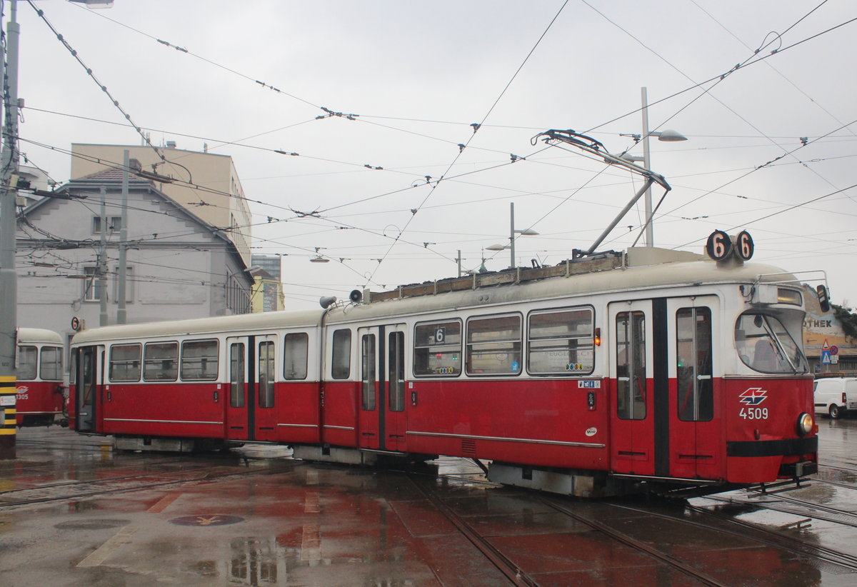 Wien Wiener Linien SL 6 (E1 4509 + c4 1305) XI, Simmering, Simmeringer Hauptstraße / Straßenbahnbetriebsbahnhof Simmering am 16. März 2018. - Der Zug rangiert nach den beendeten Morgen-HVZ-Fahrten rückfährts in den Bahnhof hinein.