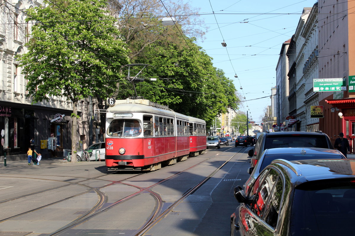 Wien Wiener Linien SL 6 (E1 4538 + c4 1310) X, Favoriten, Quellenstraße / Siccardsburggasse am 19. April 2018.