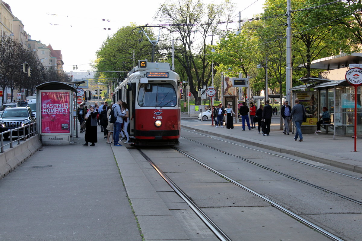 Wien Wiener Linien SL 6 (E2 4306) V, Margareten, Margaretengürtel / Arbeitergasse am 19. April 2018.