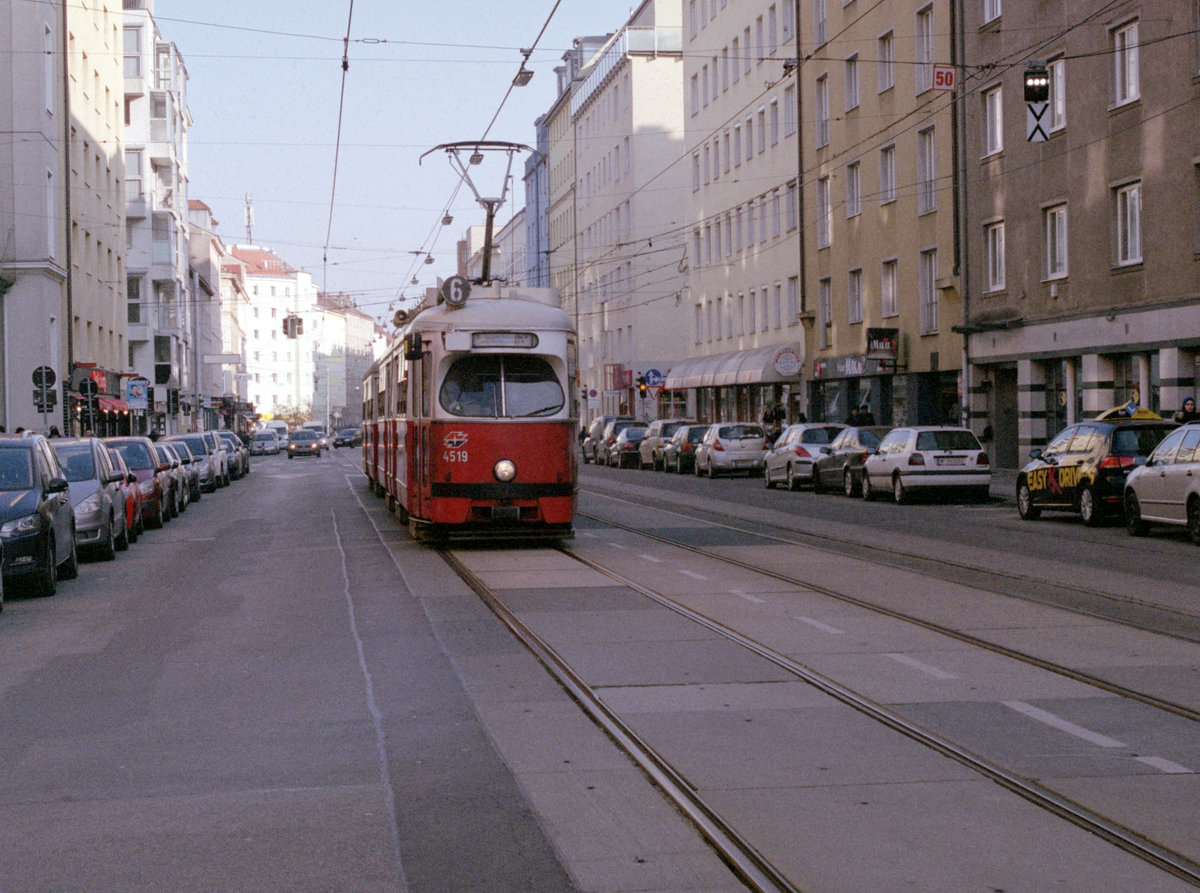 Wien Wiener Linien SL 6 (E1 4519 + c3 1222) X, Favoriten, Quellenstraße im Februar 2017. - Scan eines Farbnegativs. Film: Fuji S-400. Kamera: Konica FS-1.