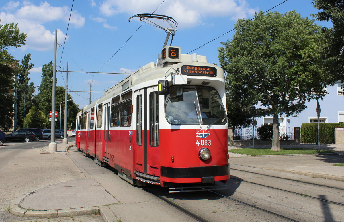 Wien Wiener Linien SL 6 (E2 4083 (SGP 1988) + c5 1483 (Bombardier 1987)) XI, Simmering, Kaiserebersdorf, Pantucekgasse / Widholzgasse am 31. Juli 2018.