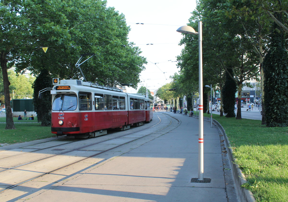 Wien Wiener Linien SL 6 (E2 4306 (Bombardier-Rotax 1978)) XV, Rudolfsheim-Fünfhaus, Neubaugürtel / Europaplatz / Westbahnhof am 30. Juli 2018.