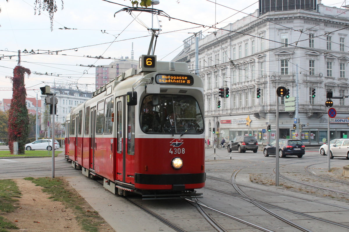 Wien Wiener Linien SL 6 (E2 4308 (Bombardier-Rotax 1978)) XV, Rudolfsheim-Fünfhaus, Fünfhaus, Neubaugürtel / Mariahilfer Straße am 17. Oktober 2018.