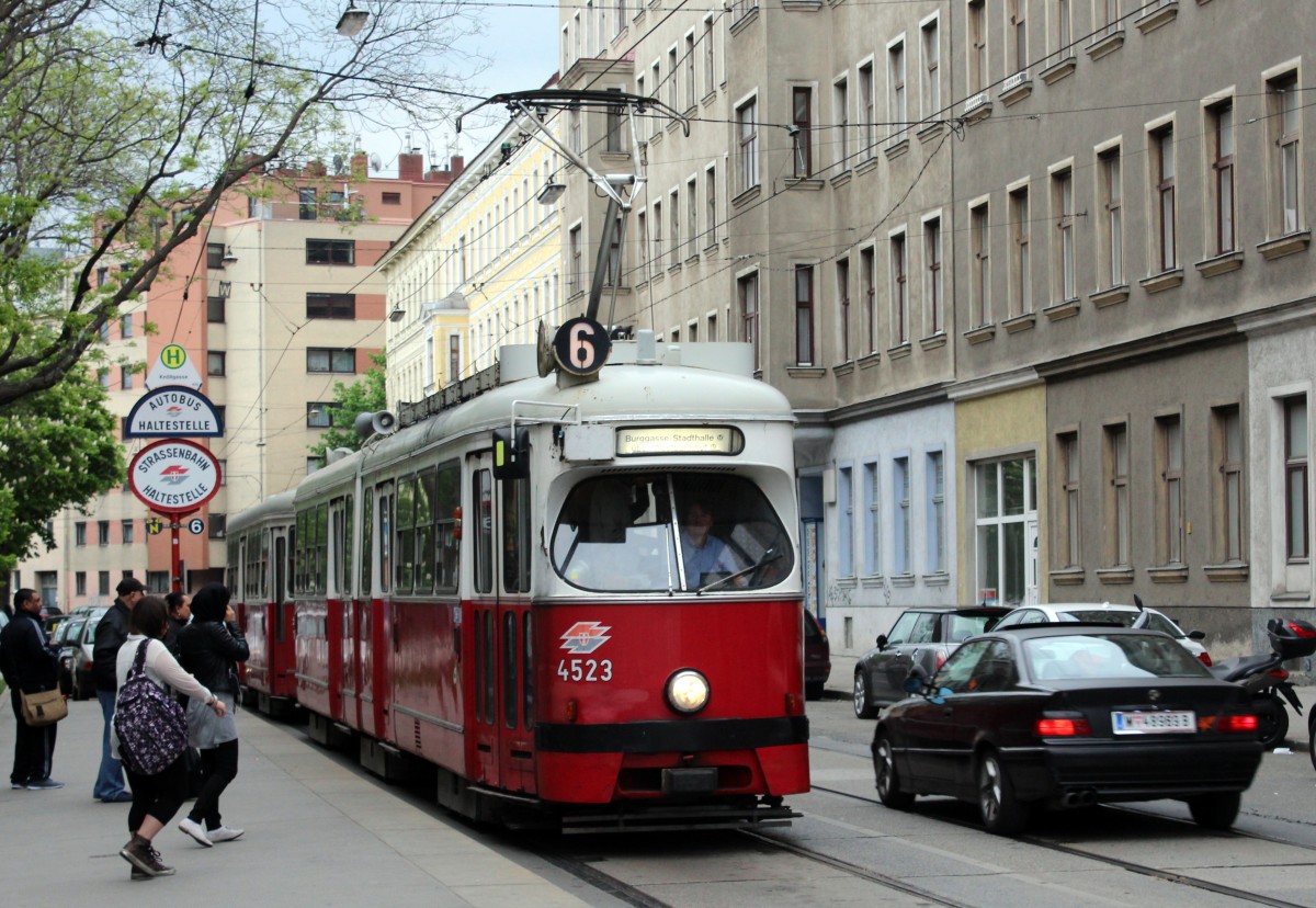 Wien Wiener Linien SL 6 (E1 4523) Hst. Quellenstrasse / Knöllgasse am 30. April 2015.