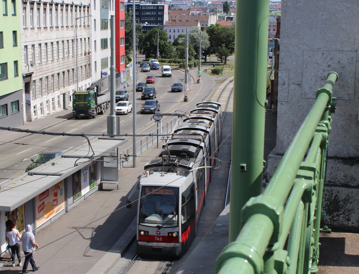 Wien Wiener Linien SL 6 (B1 748) Gumpendorfer Gürtel (Hst. Gumpendorfer Straße) am 30. Juni 2015.