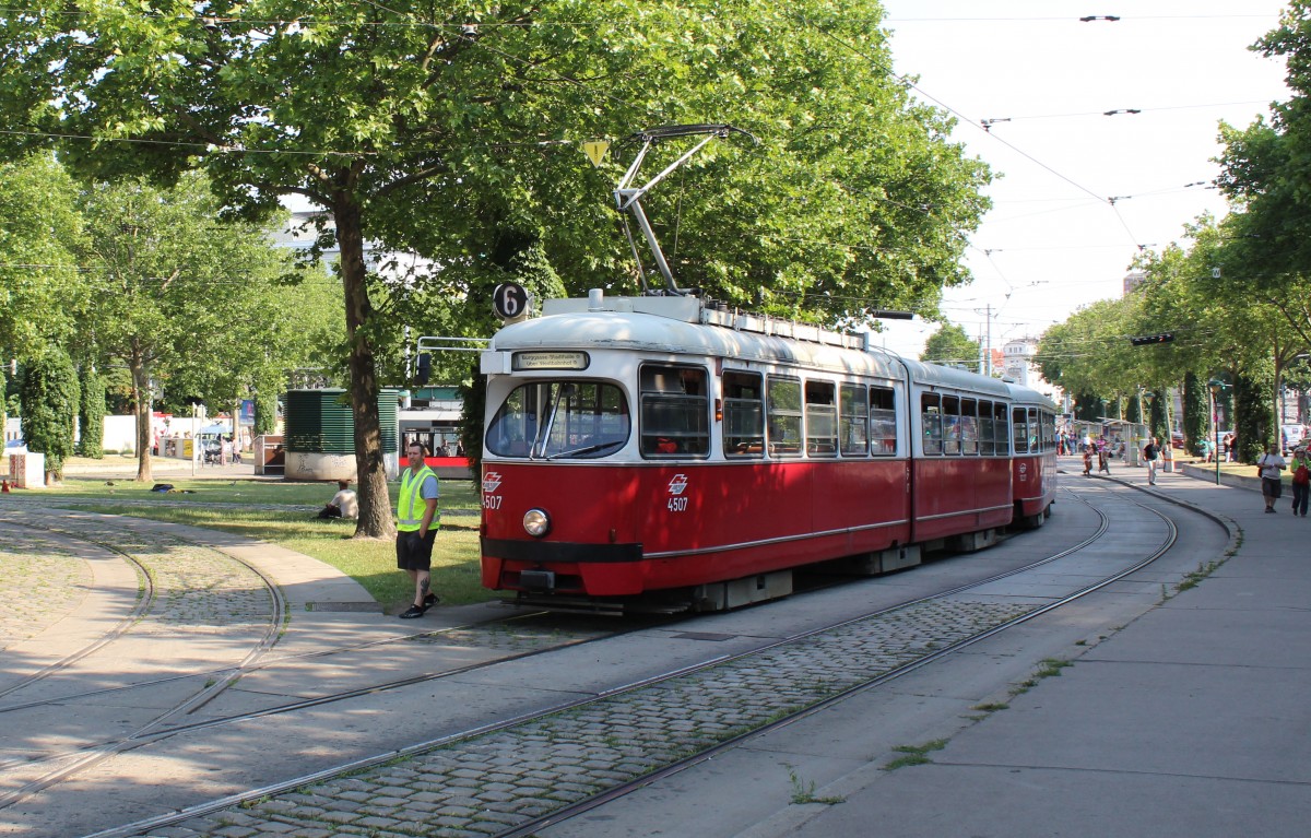 Wien Wiener Linien SL 6 (E1 4507 (Lohner 1972) + c3 1227 (Lohner 1961)) Neubaugürtel / Westbahnhof am 1. Juli 2015.