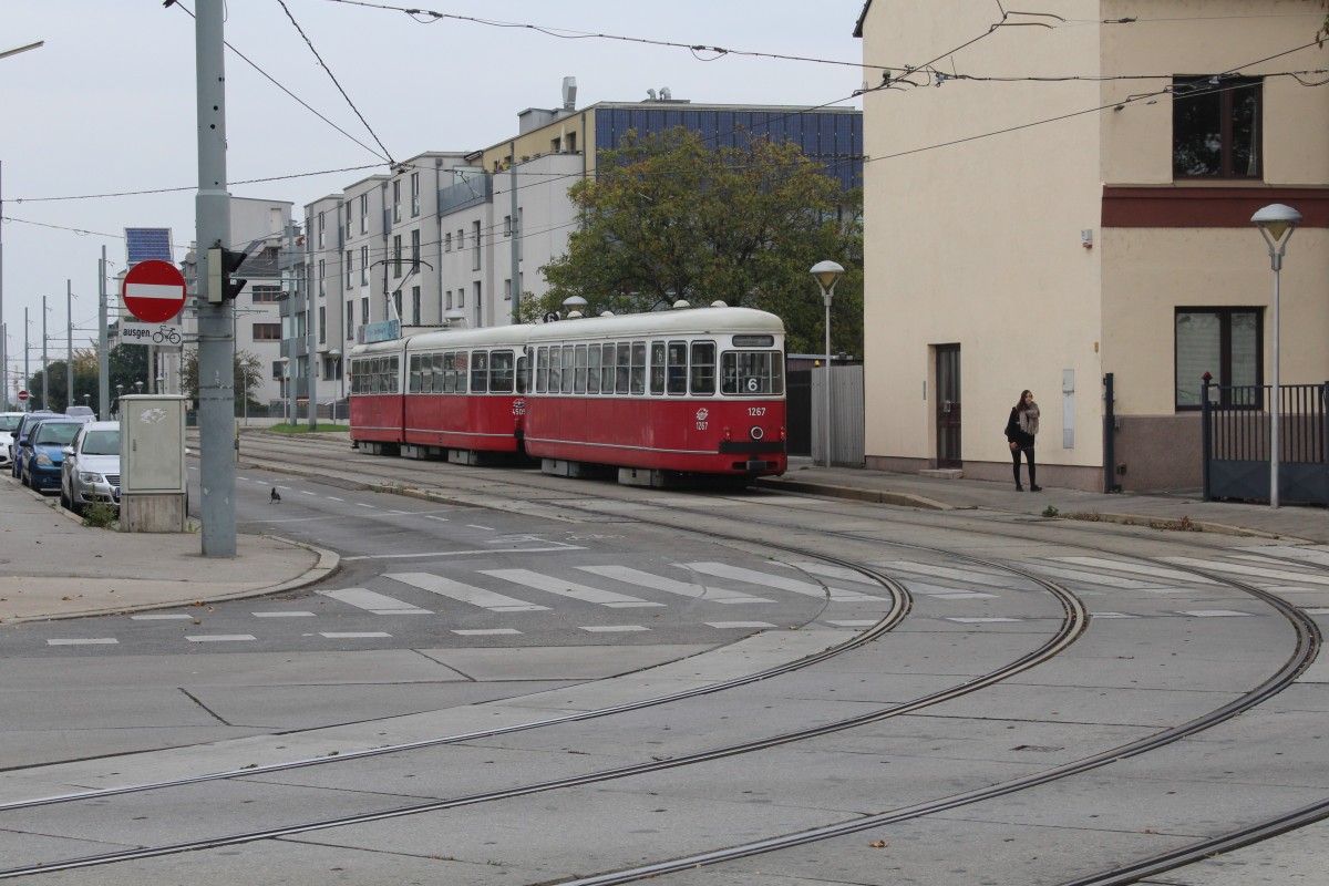 Wien Wiener Linien SL 6 (c3 1267 (Lohner 1961) + E1 4505 (Lohner 1972)) Pantucekgasse / Simmeringer Hauptstraße (Hst. Zentralfriedhof 4. Tor) am 12. Oktober 2015. 