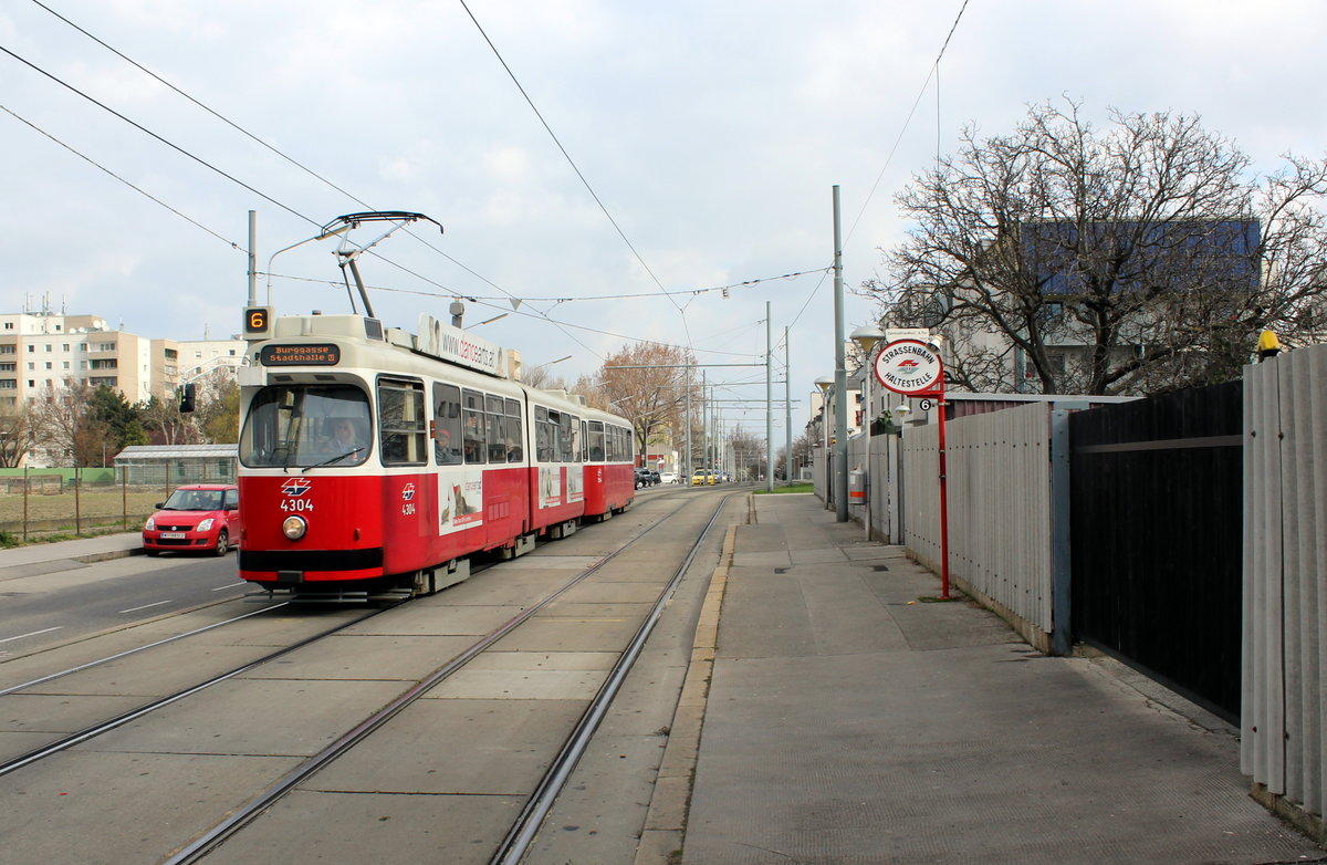 Wien Wiener Linien SL 6 (E2 4304 + c5 1504) Kaiserebersdorf, Pantucekgasse am 22. März 2016.