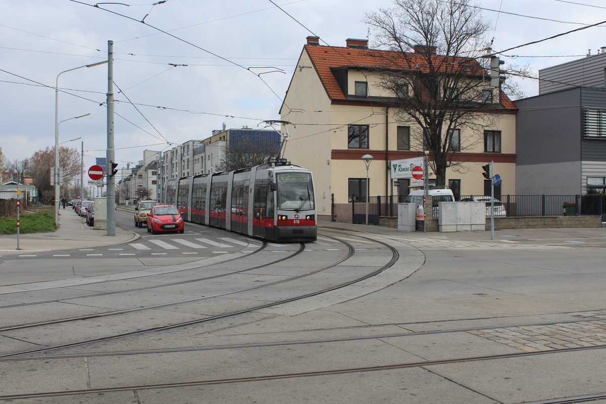 Wien Wiener Linien SL 6 (B 616) Kaiserebersdorf, Pantucekgasse / Simmeringer Hauptstraße am 22. März 2016.
