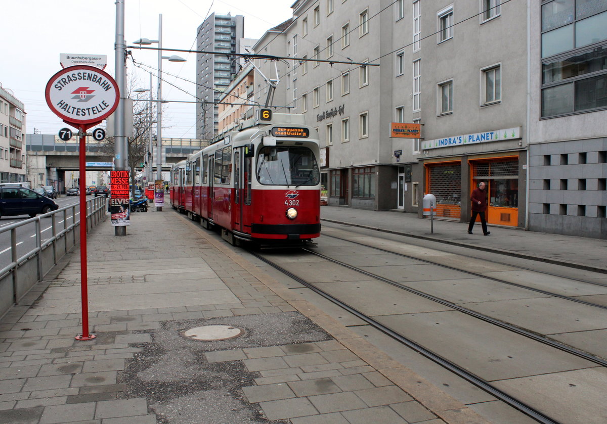 Wien Wiener Linien SL 6 (E2 4302 + c5 1502) Simmering, Simmeringer Hauptstraße (Hst. Braunhubergasse) am 15. Februar 2016.