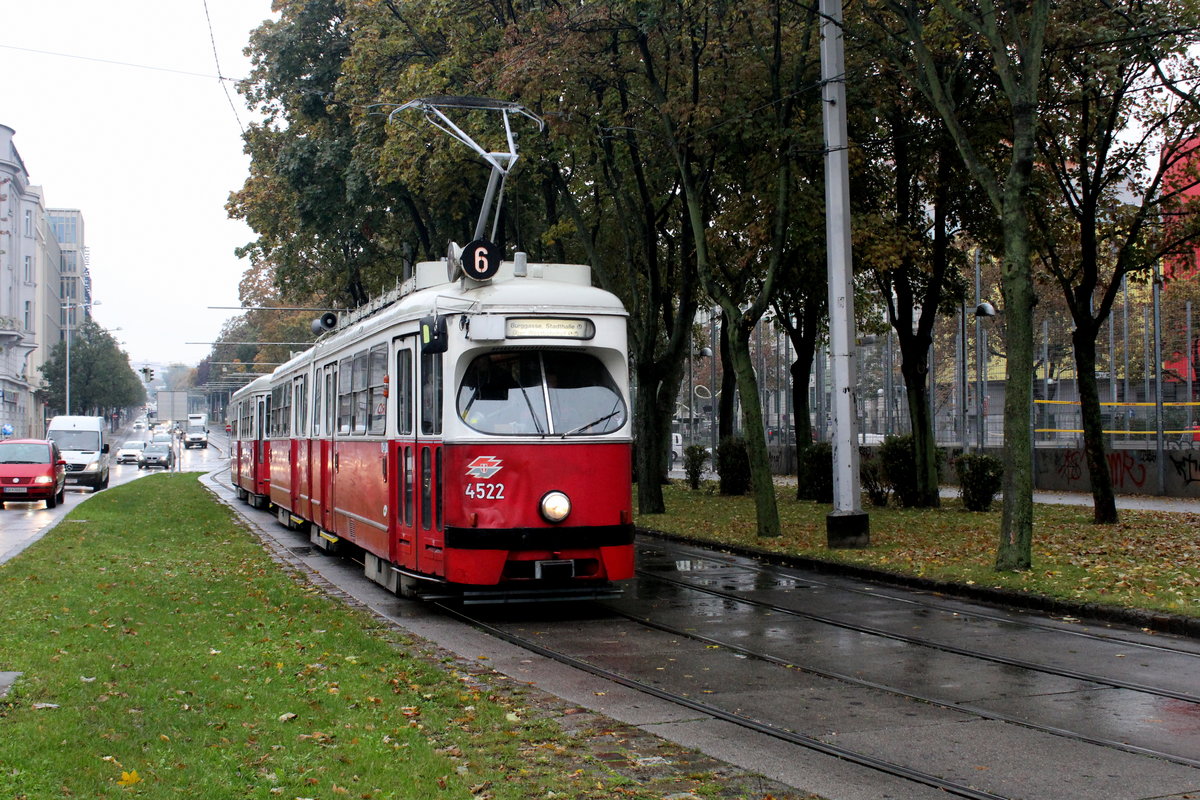 Wien Wiener Linien SL 6: Im trüben Oktoberwetter nähert sich am Vormittag des 18. Oktober 2016 der Tw E1 4522 mit dem Bw c3 1213 der Haltestelle Margaretengürtel.