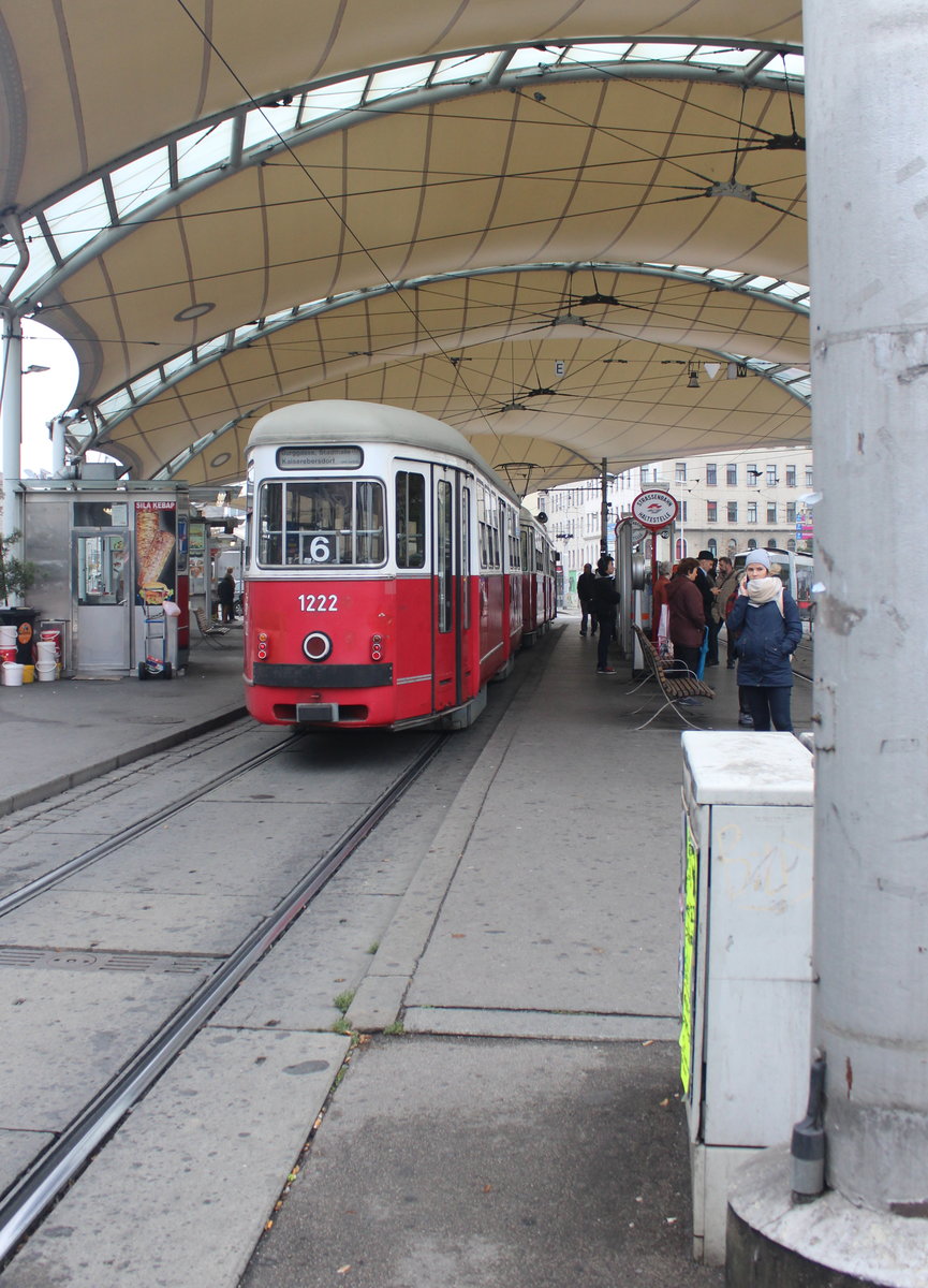 Wien Wiener Linien SL 6 (c3 1222 + E1 4521) VII, Neubau, Neubaugürtel (Hst. Urban-Loritz-Platz) am 19. Oktober 2016.